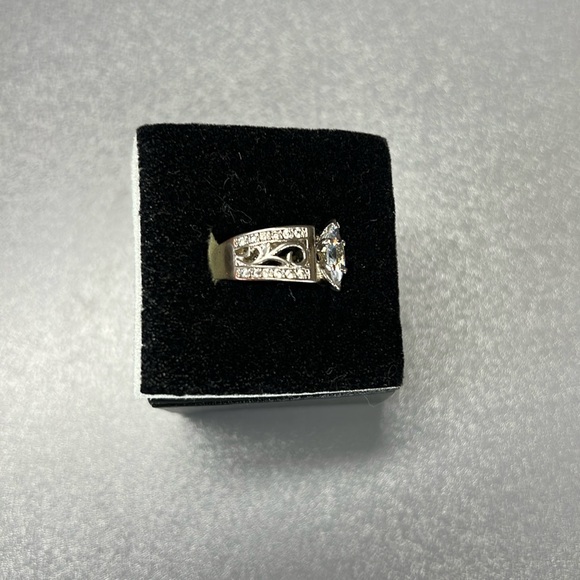 Sterling Silver Diamond Ring - Picture 4 of 8